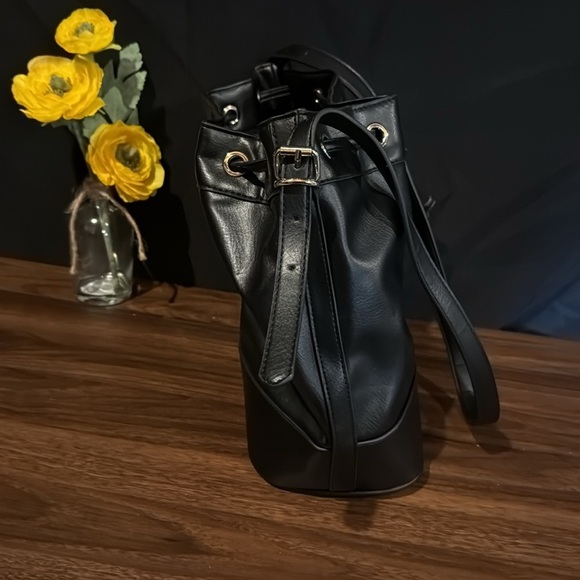 Piombo Elegant Black‎ Bucket Bag - Picture 4 of 6